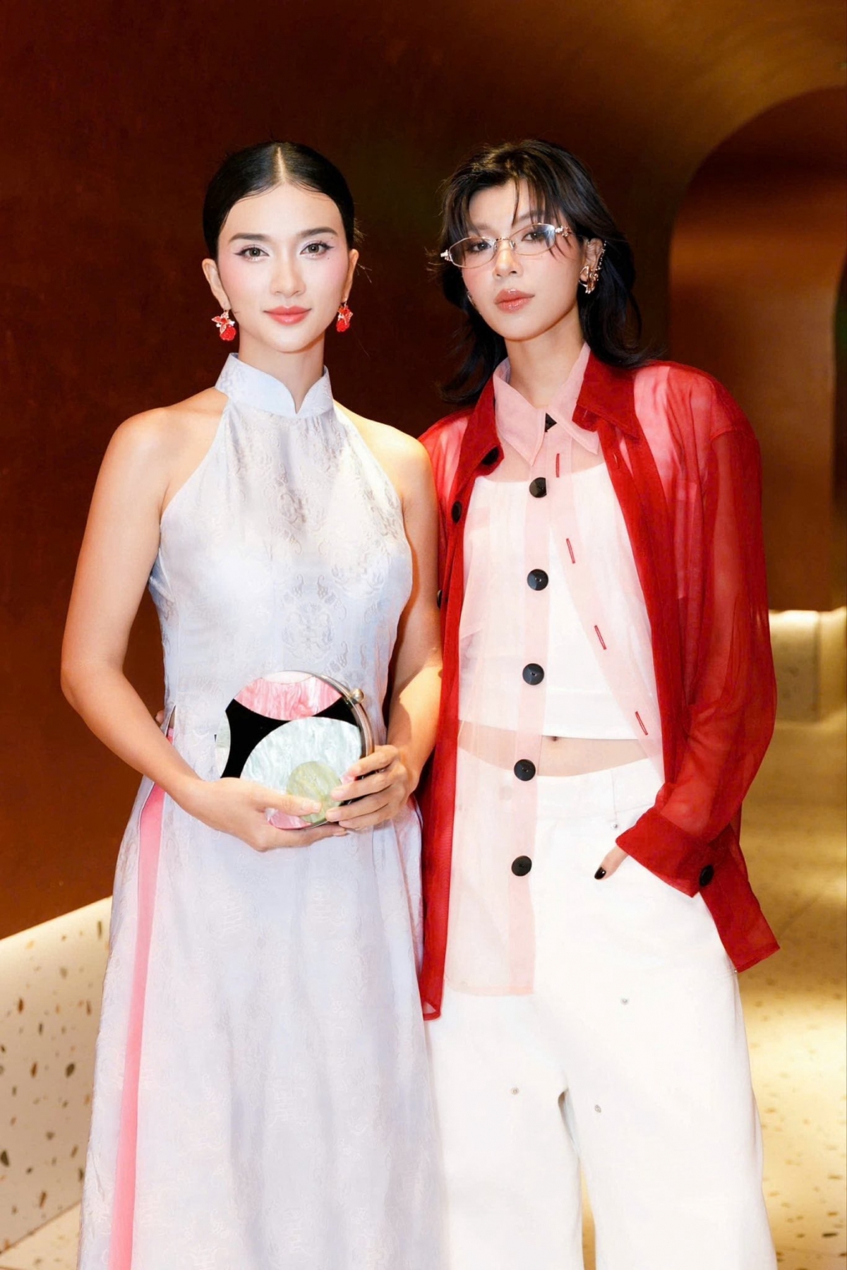 Trong một livestream, Kim Tuyến đã lên tiếng thừa nhận đang có người yêu. Động thái này khiến netizen cho rằng Kim Tuyến đang thừa nhận chuyện tình cảm với Đồng Ánh Quỳnh. Trong group chat riêng với fan, hình ảnh của Đồng Ánh Quỳnh cũng ngập tràn và được cô cập nhật thường xuyên.