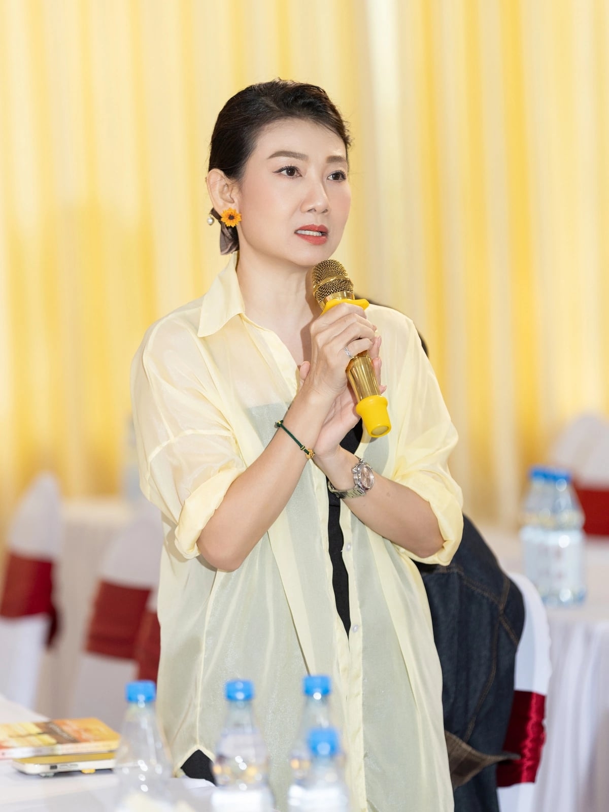 NSND Mỹ Uyên diện đầm đen cùng sơ mi khoác ngoài khi tới chúc mừng tác giả Nguyễn Hải Triều ra mắt sách 'Có một người đi cùng ta năm tháng'.