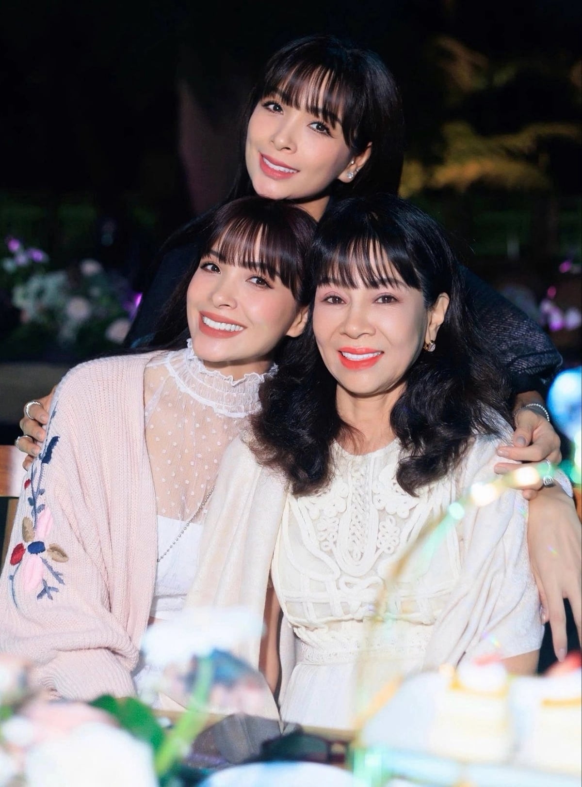 Thúy Hạnh cùng chị song sinh Thúy Hằng (đứng sau) mừng sinh nhật mẹ - bà Lan (ngồi bên phải). MC tự hào vì mẹ cô năm nay 70 tuổi nhưng vẫn trẻ trung, năng động.