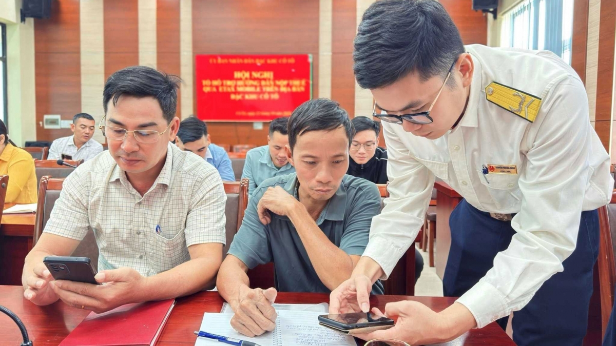 Cán bộ, công chức ngành thuế Quảng Ninh tận tình hướng dẫn, hỗ trợ người nộp thuế kê khai nộp thuế điện tử