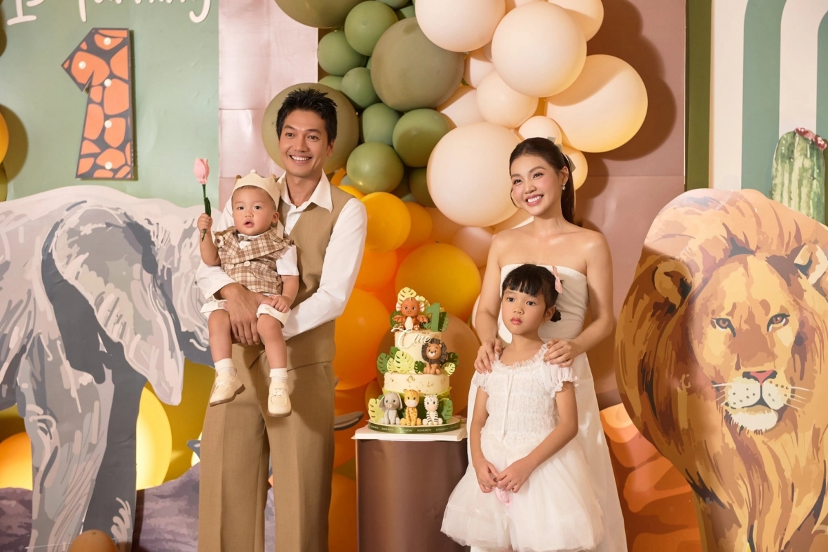 Vợ chồng Linh Phi - Quang Tuấn làm tiệc tại một nhà hàng ở TP HCM để mừng con trai, bé Cine, tròn một tuổi. Tiệc tối được tổ chức ấm cúng, không quá đông khách mời để dành không gian cho người thân, một số đồng nghiệp.