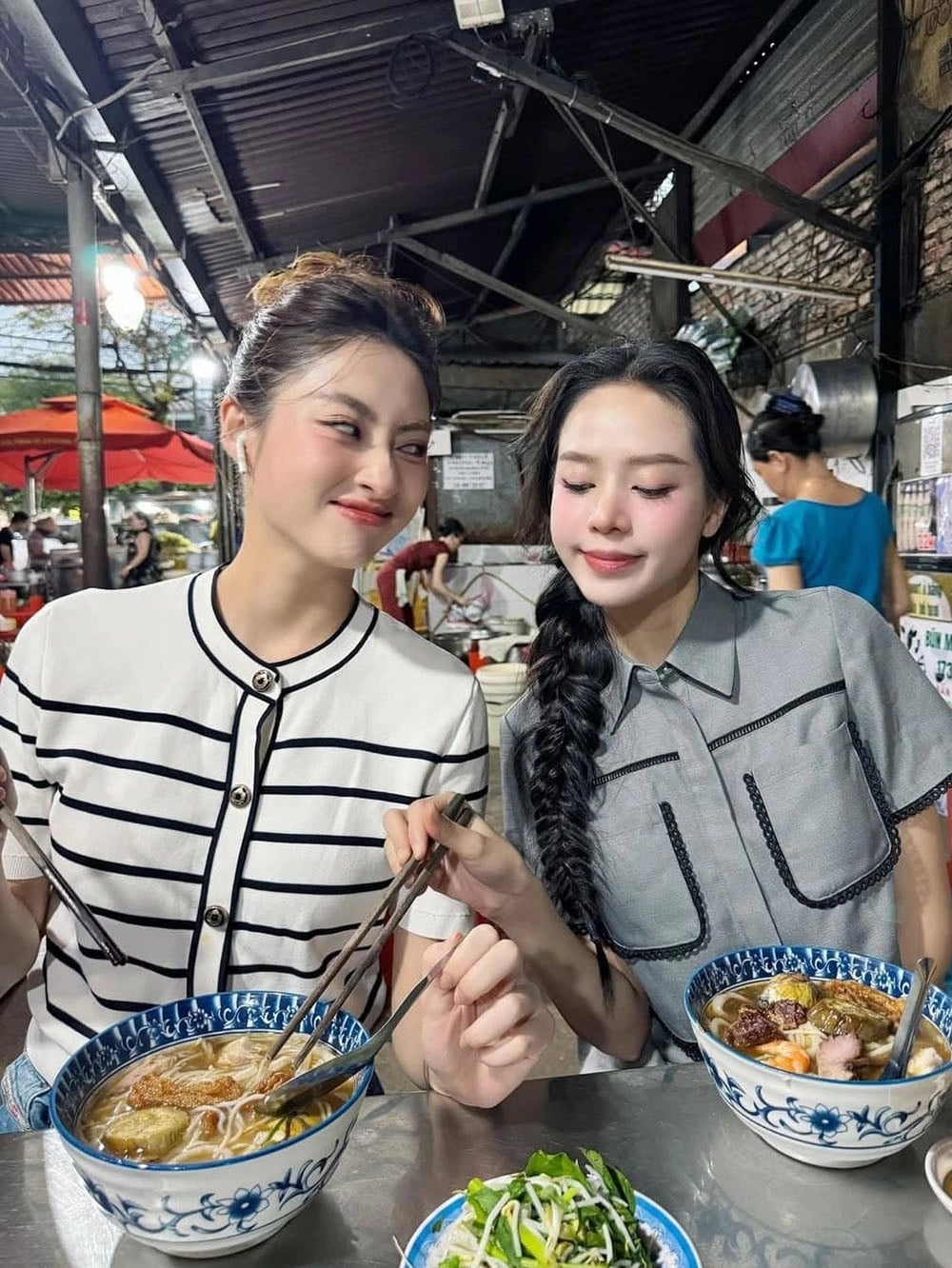 Hoa hậu Lương Thùy Linh (trái) đăng ảnh nhí nhố bên Thanh Thủy để chúc mừng đàn em có nhiệm kỳ Miss International rực rỡ.