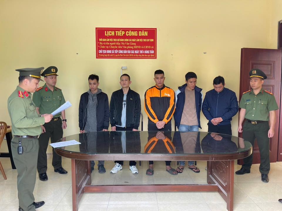 Nhóm đối tượng bị bắt giữ. Ảnh: Công an Tuyên Quang