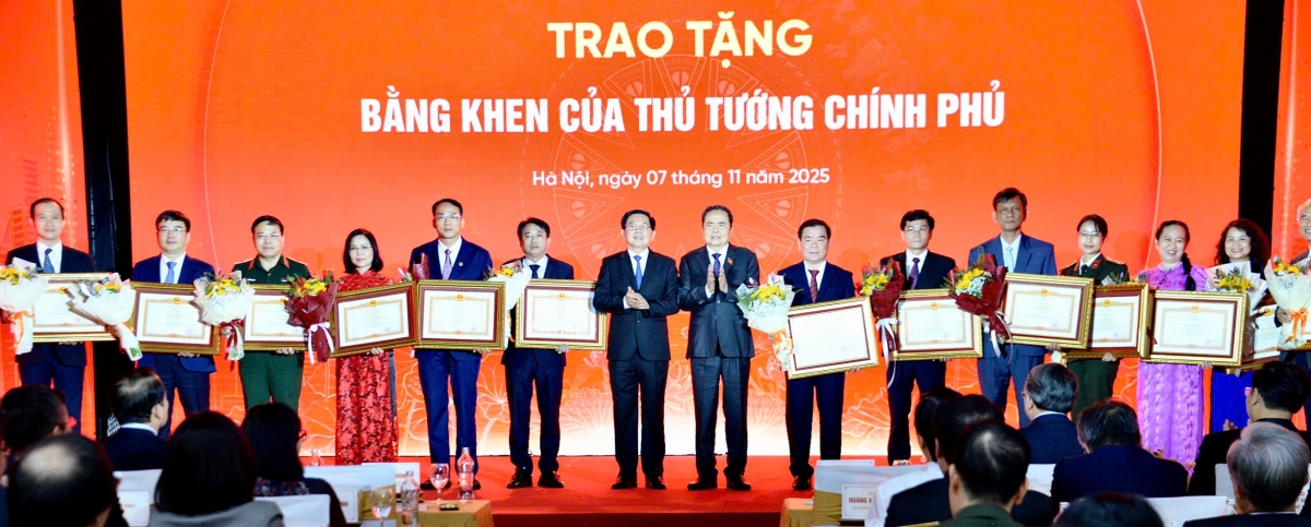 Trao tặng bằng khen của Thủ tướng Chính phủ