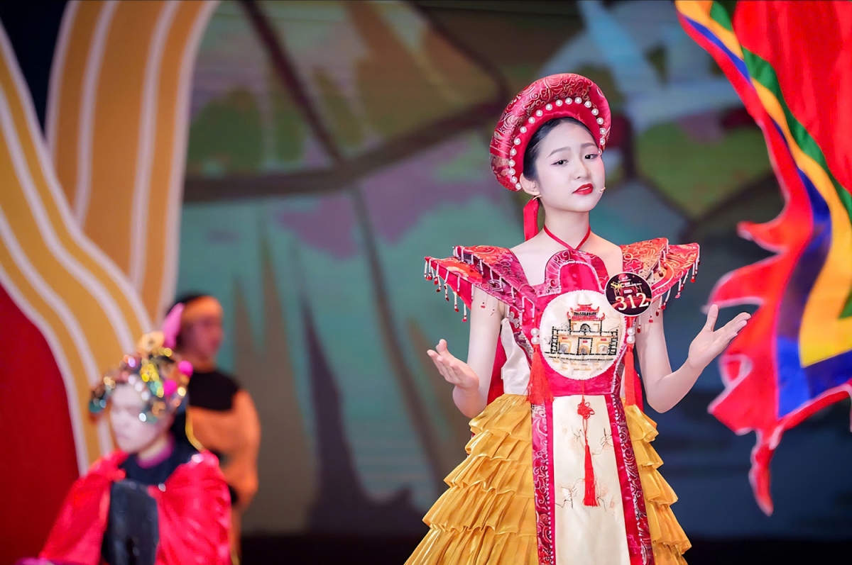 Thảo Nhi chọn chủ đề về danh tướng Trần Hưng Đạo – Trần Quốc Tuấn, thể hiện bằng giọng dẫn rõ ràng, mạch lạc và chan chứa cảm xúc.