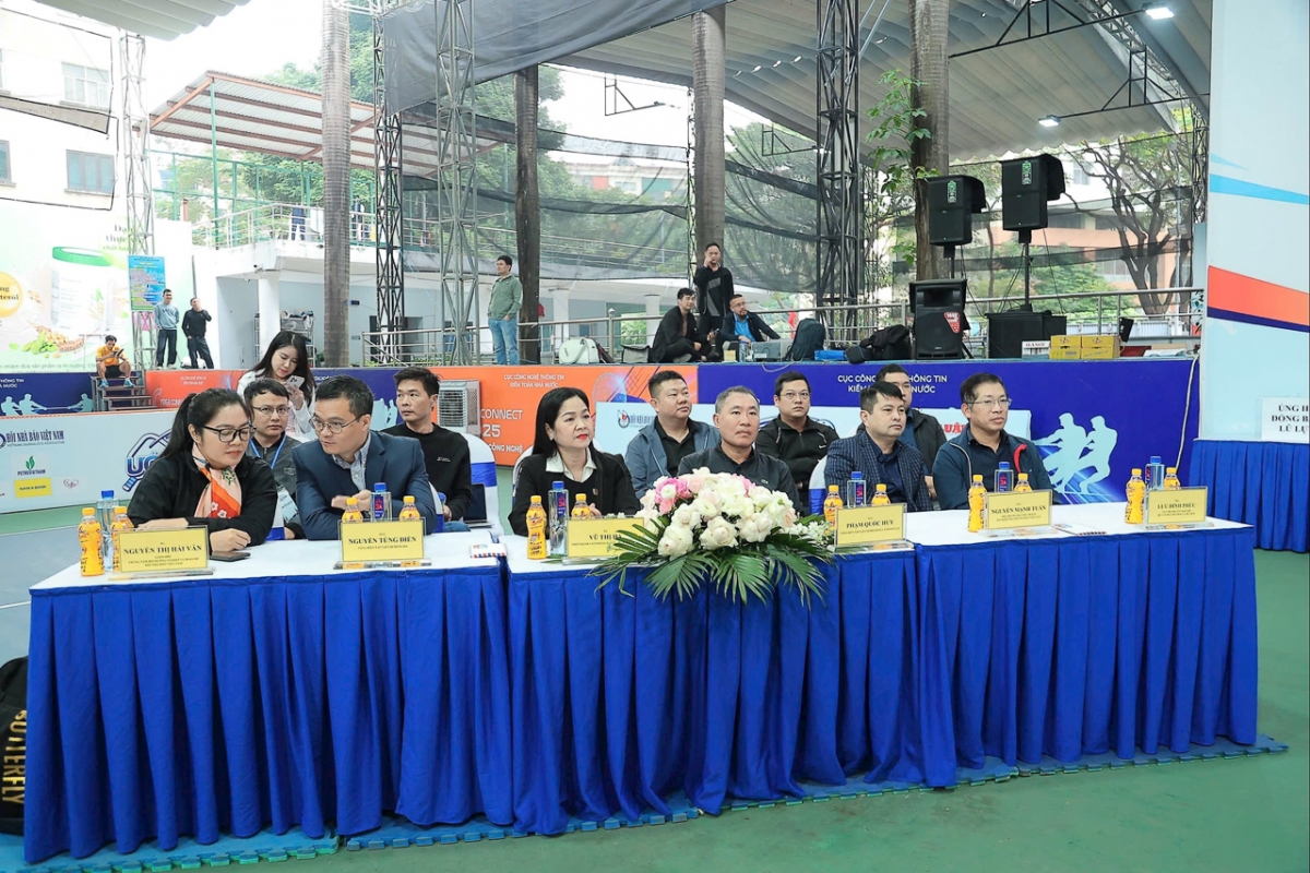 Các đại biểu và khách mời tham dự buổi lễ.