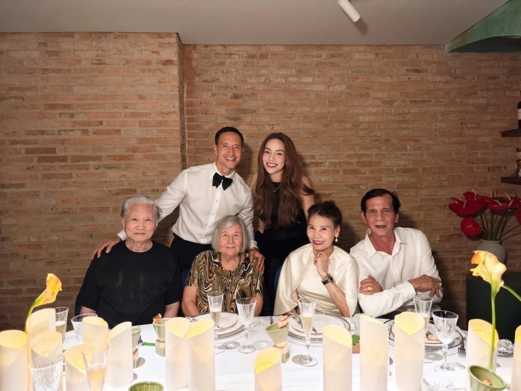 Hồ Ngọc Hà tổ chức tiệc sinh nhật tròn 41 tuổi tại một nhà hàng sang trọng. Bố mẹ chồng cô cũng có mặt để chúc mừng con dâu sang tuổi mới. Ông bà chủ yếu sống tại Thụy Điển, duy trì về Việt Nam vài lần mỗi năm để thăm con, cháu.