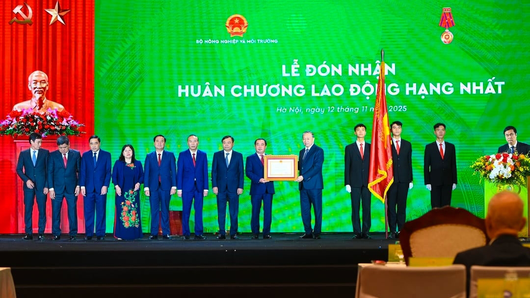 Bộ Nông nghiệp và Môi trường nhận Huân chương Lao động hạng Nhất