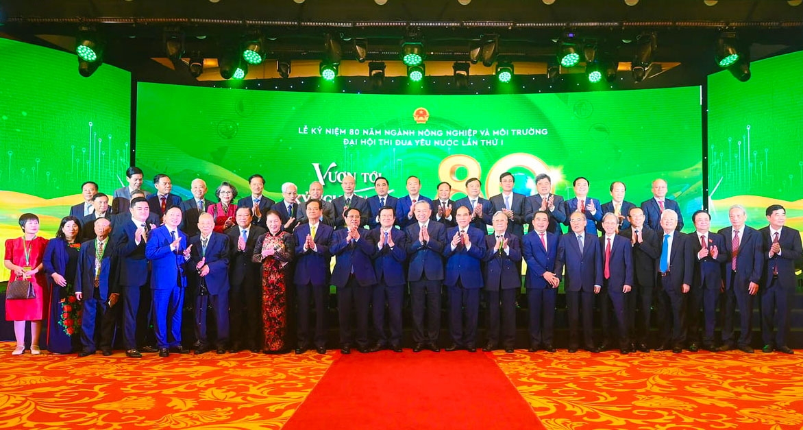 Tổng Bí thư Tô Lâm cùng các lãnh đạo, nguyên lãnh đạo Đảng, Nhà nước chụp ảnh lưu niệm với lãnh đạo Bộ, nguyên lãnh đạo Bộ Nông nghiệp và Môi trường. 