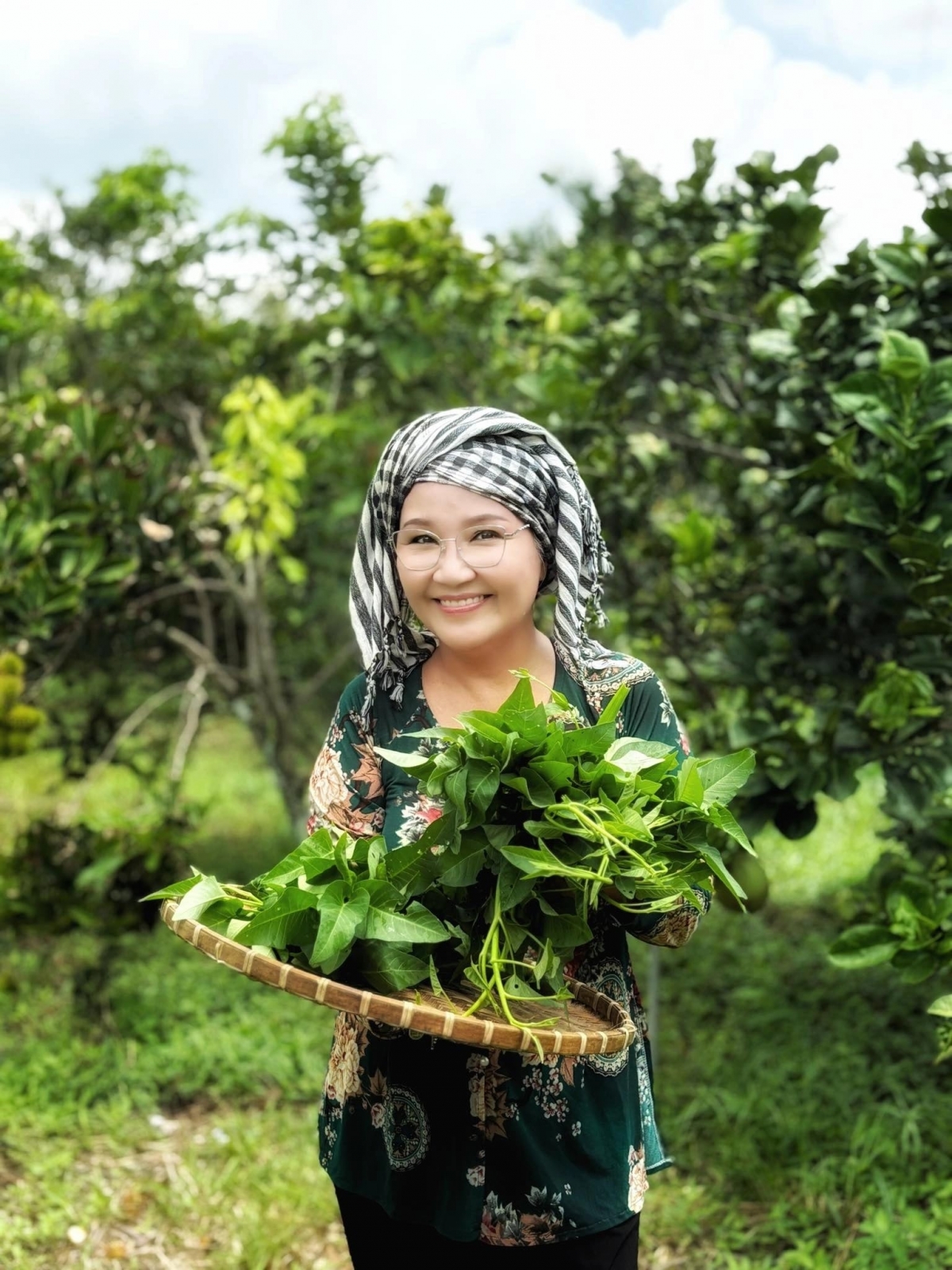 Con trai du học, Ngân Quỳnh và ông xã thường về ngôi nhà vườn ở Củ Chi để trồng rau, câu cá, hưởng cuộc sống bình yên. Ngân Quỳnh cho biết cuộc sống trong nhà vườn thoải mái vì mọi thứ đều sẵn có. Bà thường hái rau, nhặt trứng gà và câu cá dưới ao để phục vụ bữa cơm gia đình.