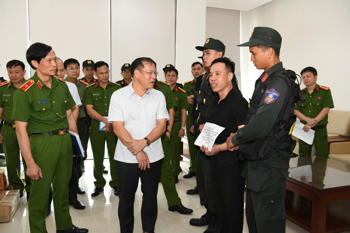 Thượng tướng Nguyễn Văn Long, Thứ trưởng Bộ Công an trực tiếp kiểm tra, chỉ đạo mở rộng vụ án. Ảnh: CACC.