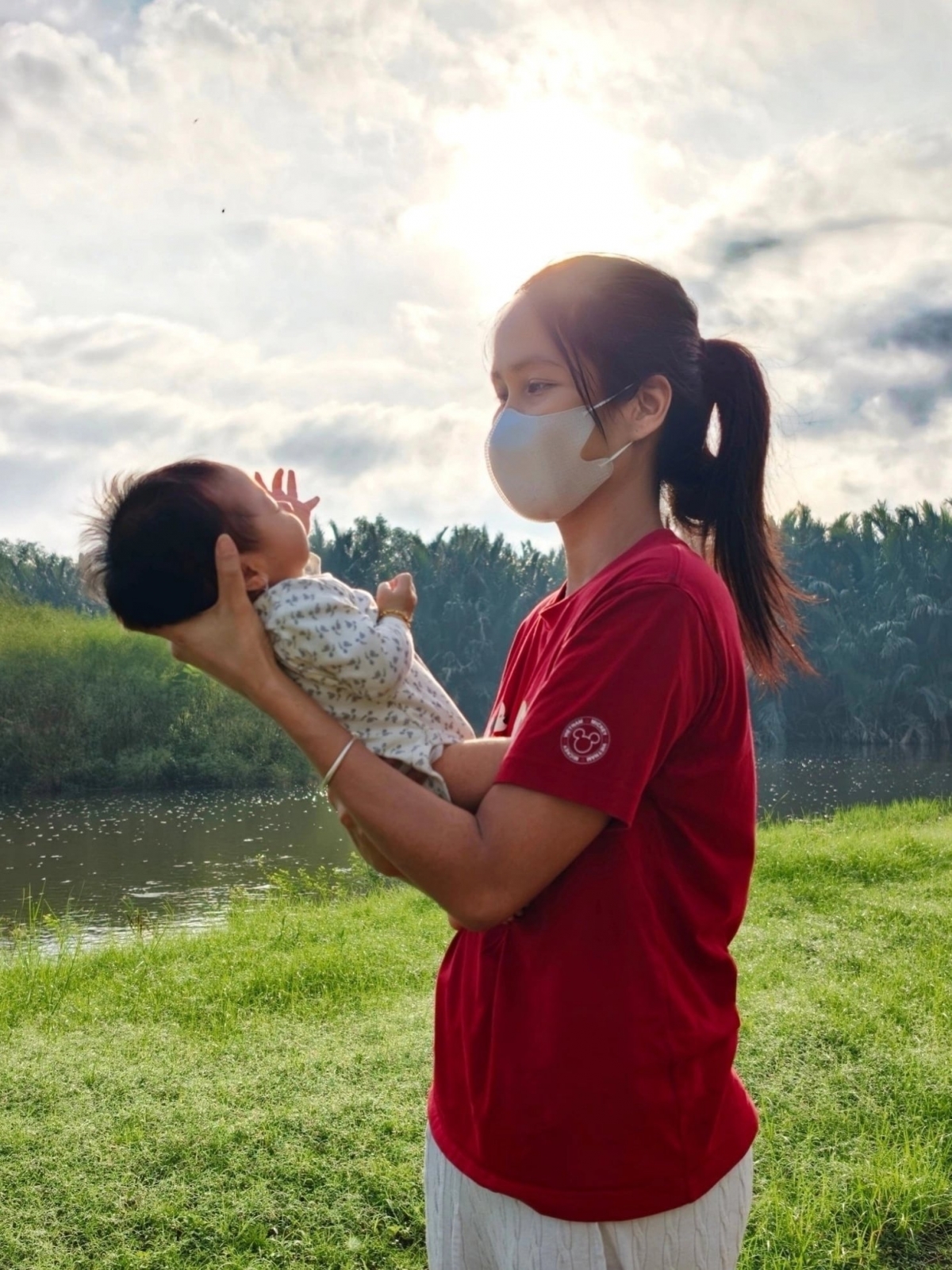 Hoa hậu H'Hen Niê cho con gái tắm nắng vào buổi sớm. Cô nói đây khoảnh khắc hạnh phúc nhất trong ngày, khi hai mẹ con đều được hưởng nguồn năng lượng tươi mới.