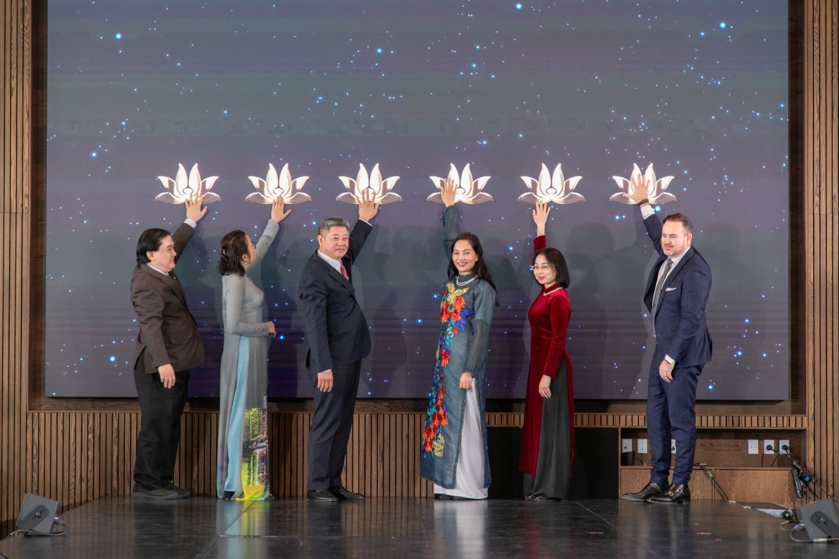 Các đại biểu thực hiện nghi thức công bố đường bay thẳng Hồ Chí Minh - Copenhagen của Vietnam Airlines từ ngày 15/12/2025.