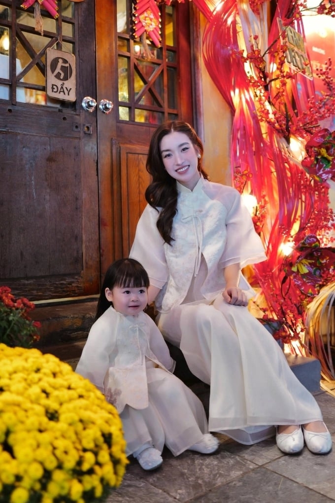 Trong video gần 3 triệu lượt xem, con gái Titi hơn hai tuổi của hoa hậu Đỗ Mỹ Linh liên tục khẳng định mình 'xinh gái giống ba Quang', khiến khán giả thích thú vì sự lém lỉnh.