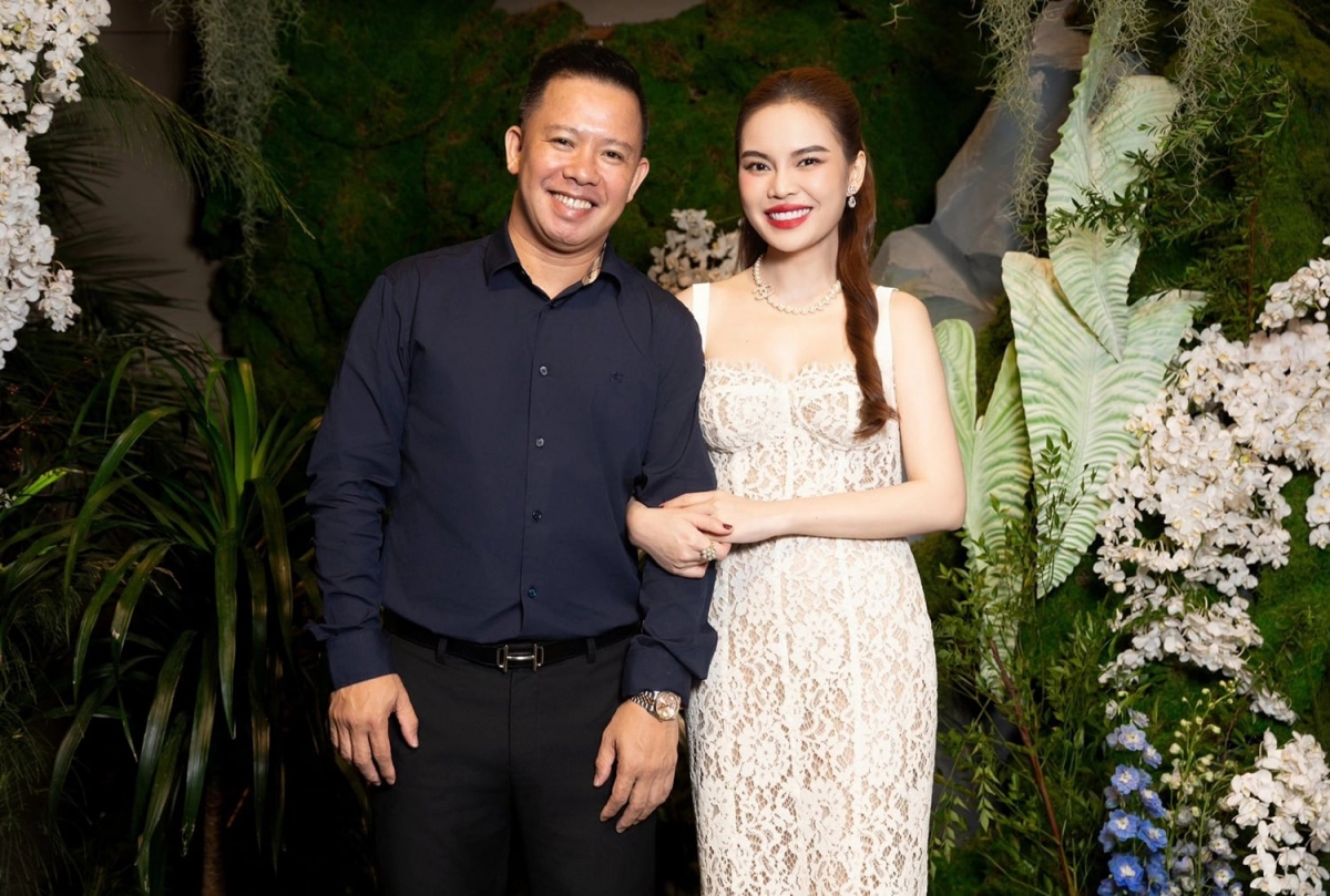 Giang Hồng Ngọc cho biết cô kỷ niệm tuổi 36 vào cuối tháng 10. Ca sĩ tổ chức tiệc ở một nhà hàng tại Thành phố Hồ Chí Minh, mời nhiều bạn bè nghệ sĩ tham dự. Người đẹp diện váy ren xuyên thấu, tình tứ sánh đôi ông xã Xuân Văn tiếp đón các khách mời.