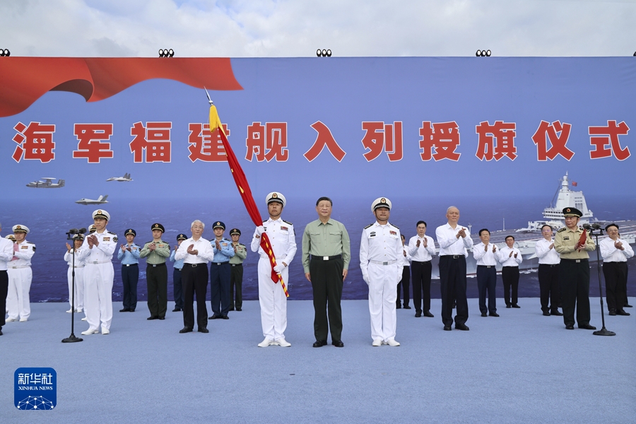 Chủ tịch Trung Quốc Tập Cận Bình dự lễ đưa tàu sân bay Phúc Kiến vào biên chế hải quân. Ảnh: Tân Hoa xã