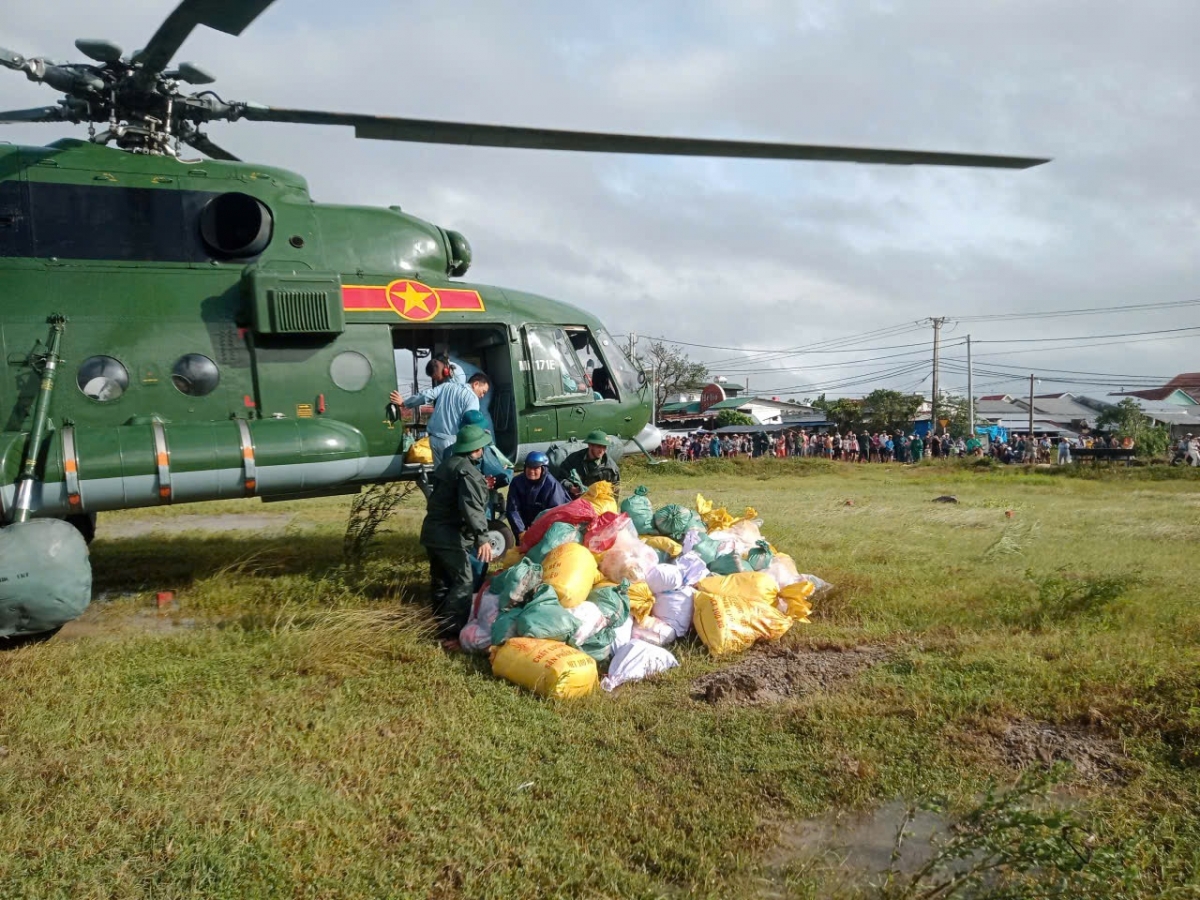 Trực thăng tiếp tục bay cứu trợ đồng bào lũ lụt ở Gia Lai, Đắk Lắk. (Ảnh: Quân chủng Phòng không - Không quân)