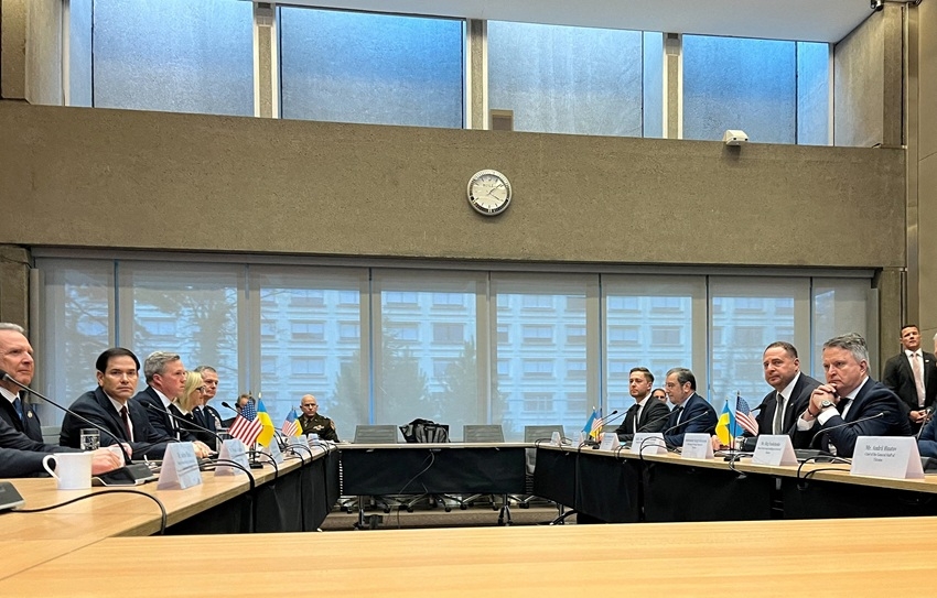 Cuộc gặp giữa phái đoàn cấp cao của Mỹ và phái đoàn Ukraine đàm phán về thỏa thuận hòa bình chấm dứt xung đột tại Ukraine ở Geneva, Thụy Sĩ. Ảnh: Reuters.