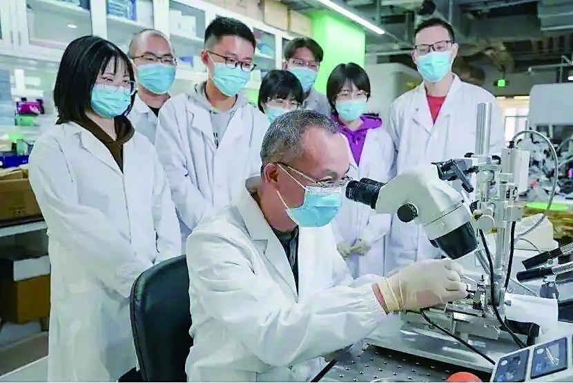 Nhóm nghiên cứu đang tiến hành một thí nghiệm liên quan điều trị trầm cảm. Ảnh: Viện Nghiên cứu Não bộ Bắc Kinh