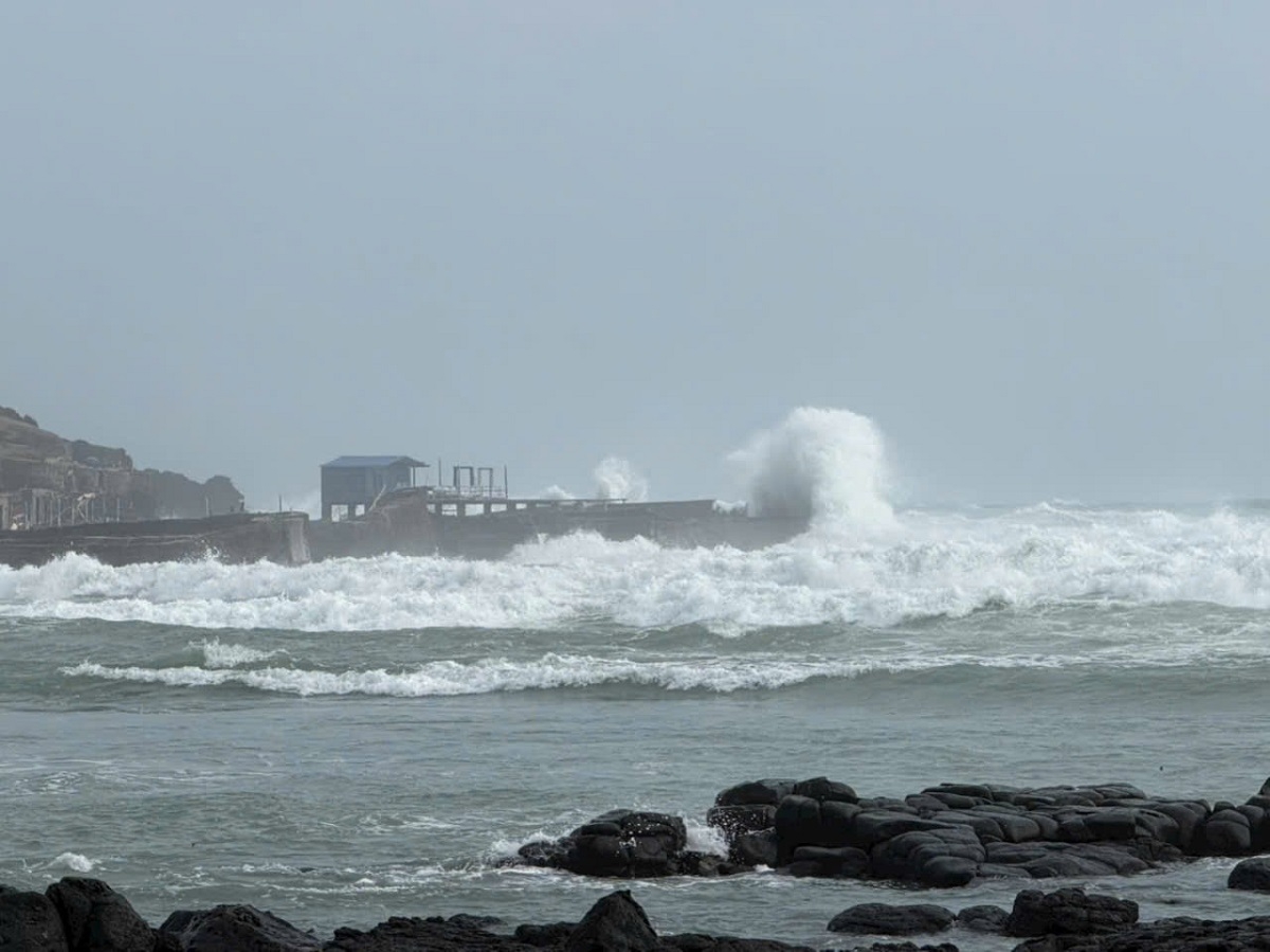 Sóng biển dâng cao ở đảo Phú Quý. Ảnh: B.H