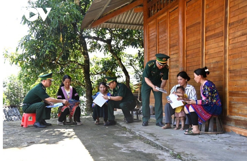 Cán bộ, chiến sĩ biên phòng Lai Châu tuyên truyền chủ trương của Đảng, chính sách pháp luật Nhà nước tại bản Pho I, xã biên giới Pa Tần