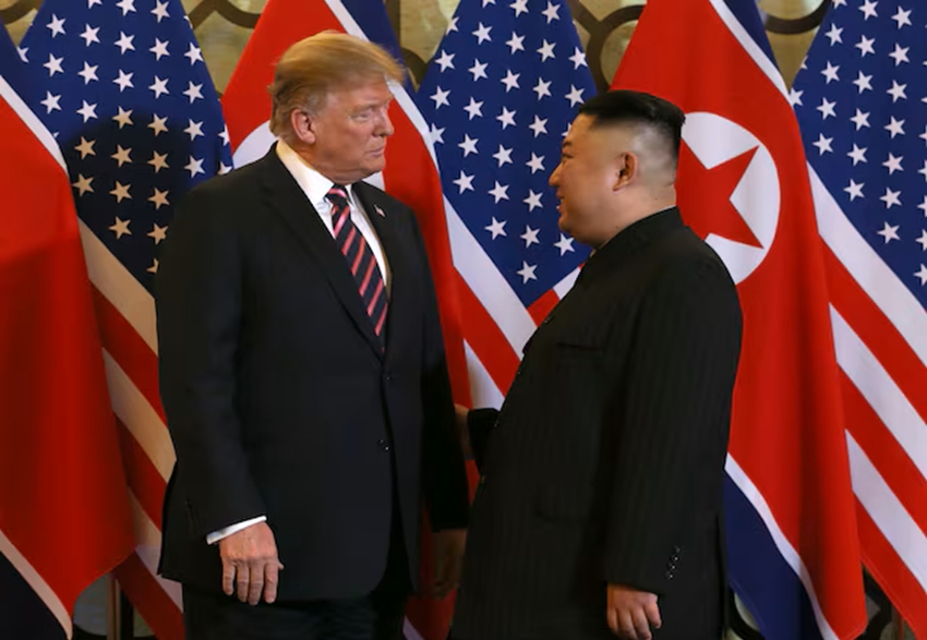 Tổng thống Mỹ Donald Trump và Nhà lãnh đạo Triều Tiên Kim Jong Un gặp nhau tại Hà Nội, Việt Nam. Ảnh Reuters