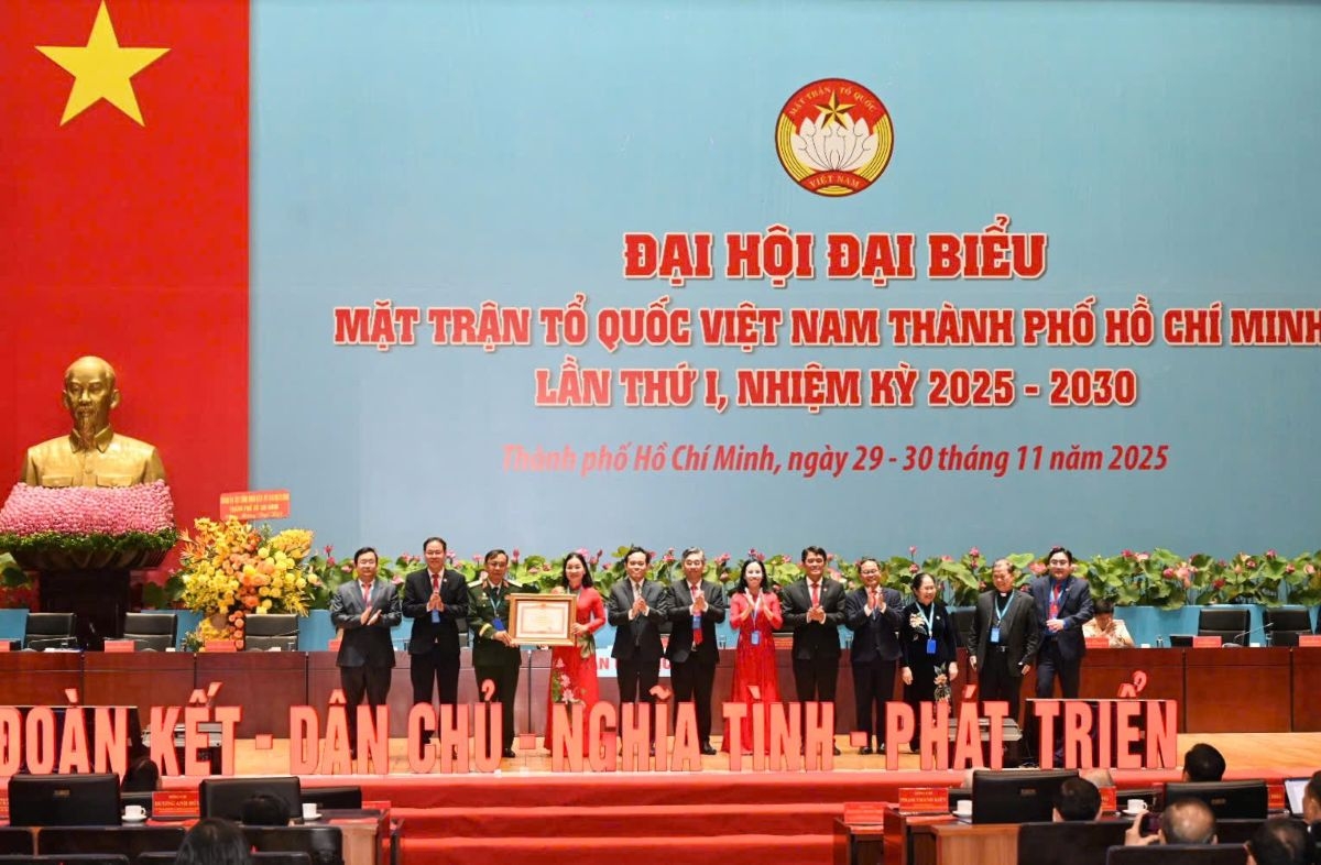 Ủy ban MTTQ Việt Nam TP.HCM đón nhận Bằng khen của Thủ tướng Chính phủ vì đã có thành tích xuất sắc tiêu biểu trong phong trào thi đua “Vì người nghèo, không để ai bị bỏ lại phía sau”, giai đoạn 2021-2025 (ảnh: Q.T)