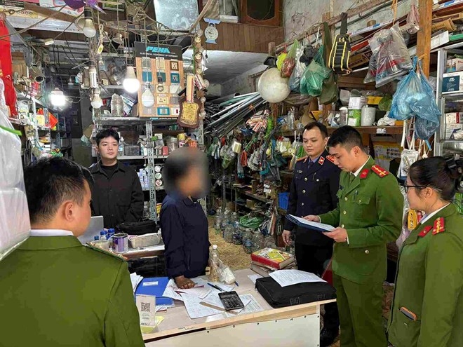 Cơ quan chức năng thực hiện lệnh bắt giữ đối với đối tượng C.T.G. (Ảnh: Công an tỉnh Cao Bằng)