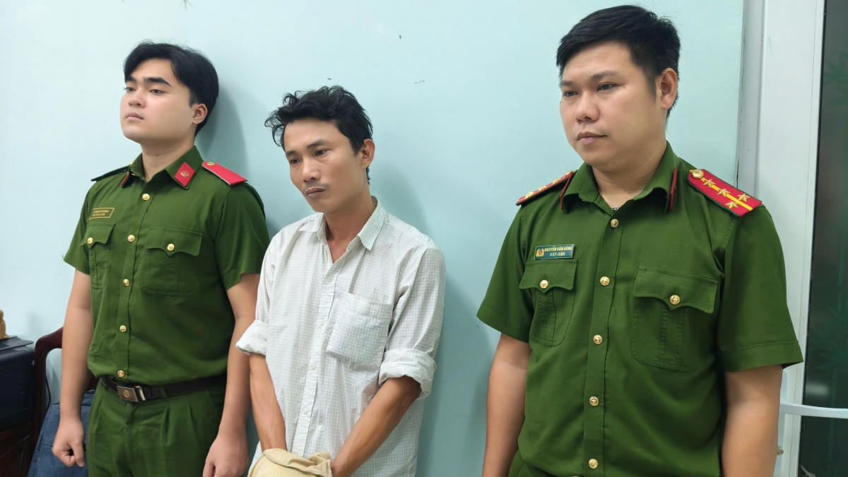 Đặng Đình Quý (áo trắng) lúc bị bắt