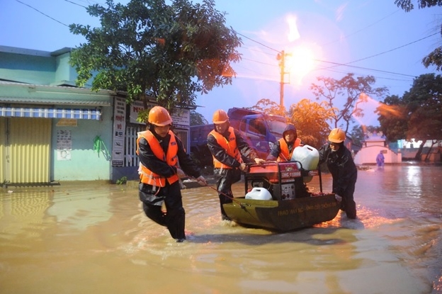 Lực lượng kỹ thuật Viettel tiếp cận các khu vực ngập sâu để ứng cứu thông tin