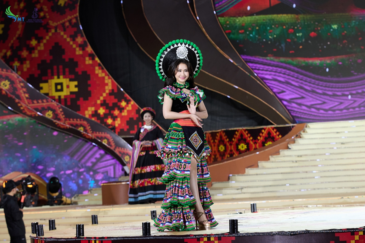 Thí sinh Trần Minh Phương có ngoại hình hài hòa, phong thái ổn định trên sân khấu và được đánh giá là giữ tinh thần xuyên suốt trong quá trình tham gia cuộc thi.