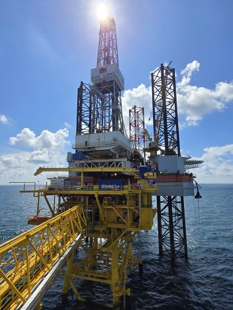 Giàn khoan Cửu Long khoan giếng 24001 tại giàn BK-24