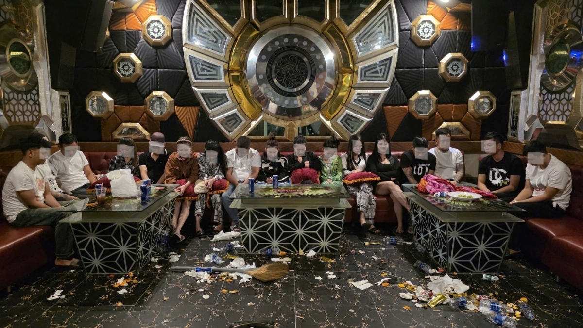 Các đối tượng bị bắt quả tang khi đang tổ chức sử dụng và sử dụng ma tuý