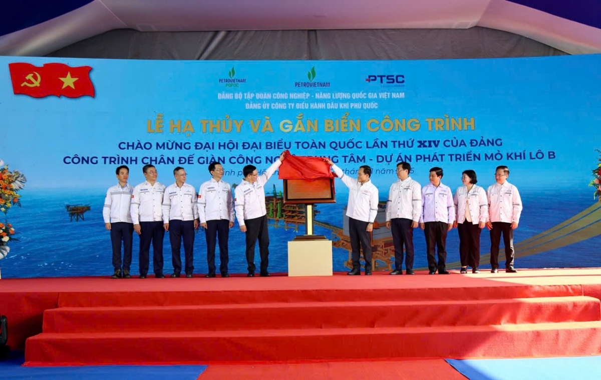 Các đại biểu thực hiện nghi thức gắn biển Công trình chào mừng Đại hội Đảng toàn quốc lần thứ XIV đối với công trình chân đế khối thượng tầng Giàn công nghệ trung tâm (CPP) - Dự án phát triển mỏ khí Lô B &amp; 48/95 và Lô 52/97