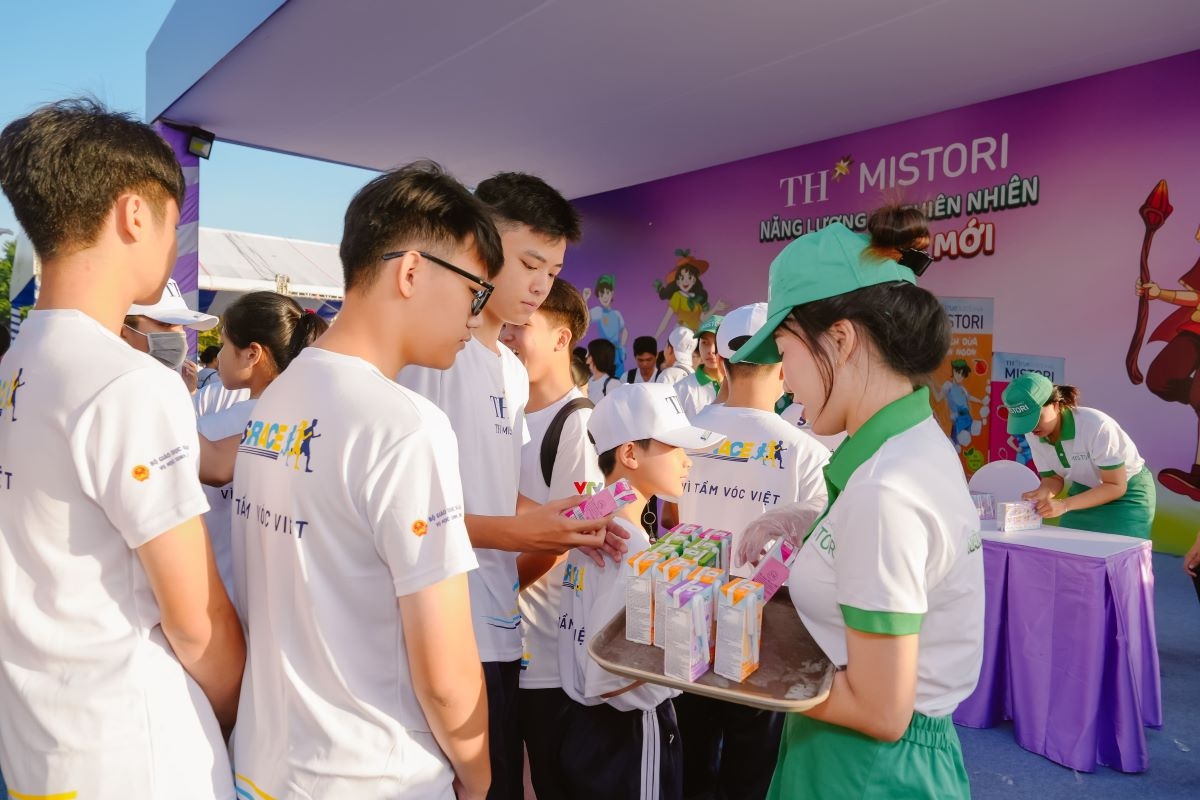 Các bạn học sinh cùng nhau trải nghiệm thức uống từ nhà tài trợ TH MISTORI trước giờ chạy (Ảnh BTC)