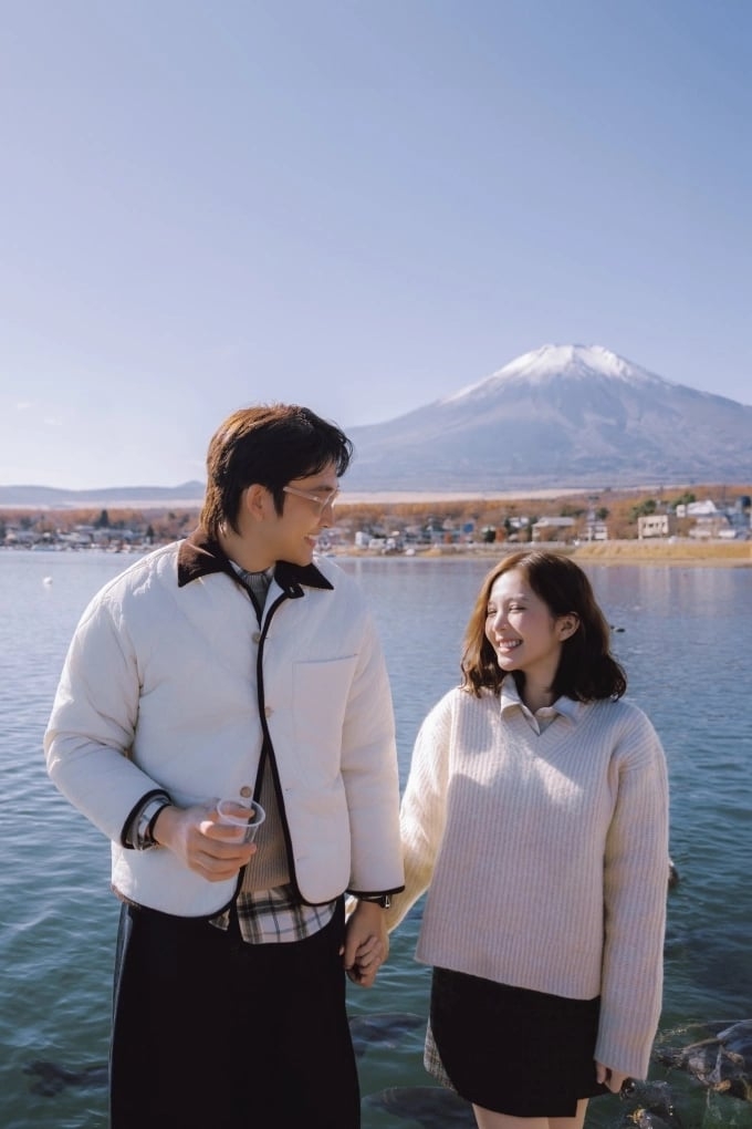 Sao Việt 28/11: 'Cặp diễn viên giờ vàng' Đình Tú - Ngọc Huyền chọn Nhật Bản để tận hưởng chuyến đi đầu tiên với tư cách vợ chồng. Đây cũng là ước mơ của Ngọc Huyền trước khi cưới.