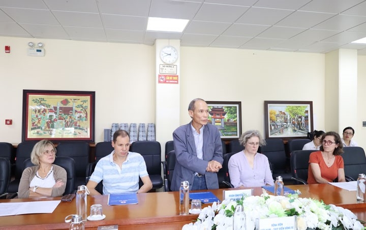 GS.TS. Trần Viết Tú – Trưởng khoa Phẫu thuật Mạch máu &amp; Lồng ngực, Bệnh viện Saint Dizier phát biểu tại buổi làm việc.