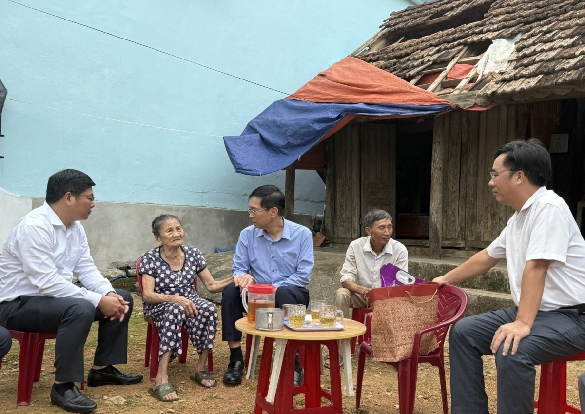 Phó Bí thư thường trực Đảng ủy Petrovietnam Trần Quang Dũng thăm hỏi, động viên người dân bị ảnh hưởng do bão số 10 tại Quảng Trị