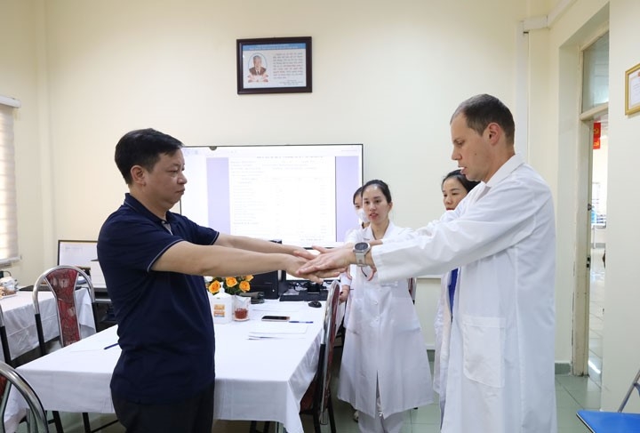 Chuyên gia y tế và các bác sĩ bệnh viện thăm khám người bệnh