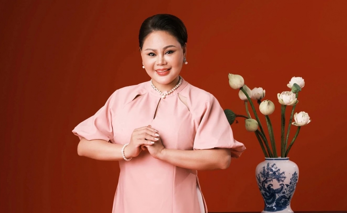 Sao Việt 26/11: Nghệ sĩ Lê Giang hiện không nhận kịch bản mới, tập trung nghỉ ngơi, điều trị chứng thoát vị đĩa đệm và thần kinh tọa. "Chứng thoát vị đĩa đệm và thần kinh tọa khiến tôi đau đớn, di chuyển khó khăn. Tôi muốn nghỉ ngơi khoảng một năm để chữa bệnh dứt điểm rồi năm sau làm lại", chị nói.