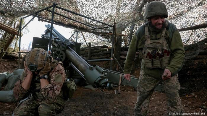 Binh sỹ Ukraine chiến đấu trên tiền tuyến. Ảnh: Reuters