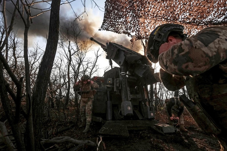 Ukraine khai hỏa pháo tự hành Caesar về phía quân đội Nga gần Pokrovsk. (Ảnh: Anatolii Stepanov/Reuters)