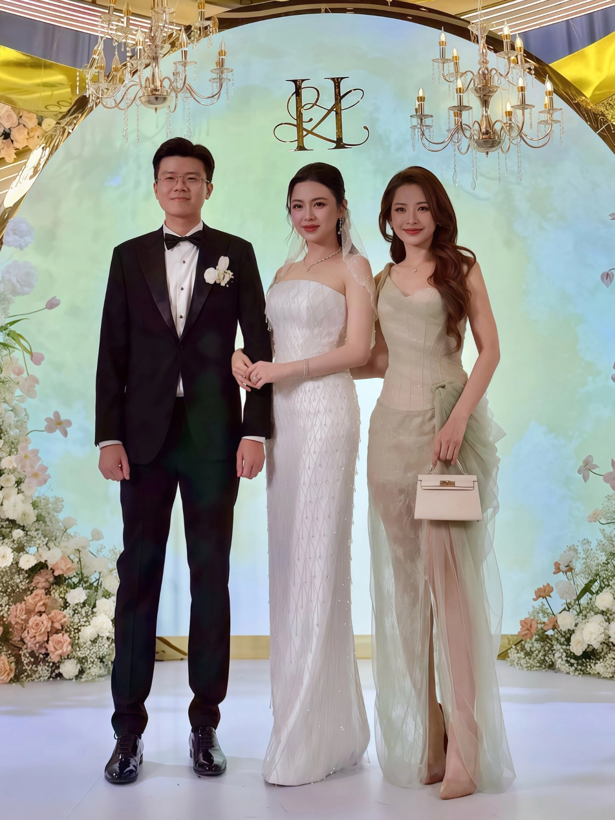 Hôn lễ cặp rich kid Ruby Nguyễn - Phan Hoàng quy tụ hơn 1.000 khách mời gồm các chính trị gia, lãnh đạo doanh nghiệp, thương nhân tên tuổi và không ít gương mặt showbiz. Để ghi dấu ấn phong cách, Chi Pu diện đầm cúp ngực phom corset tôn đường cong kết hợp giày cao gót mũi nhọn và túi Hermes Kelly nửa tỷ đồng.