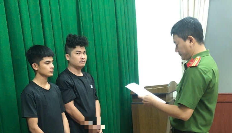 Cơ quan điều tra đang tống đạt các quyết định khởi tố bị can và thi hành lệnh bắt tạm giam đối với Châu Tấn Phát và Võ Văn Giàu. (Ảnh: Công an Vĩnh Long)