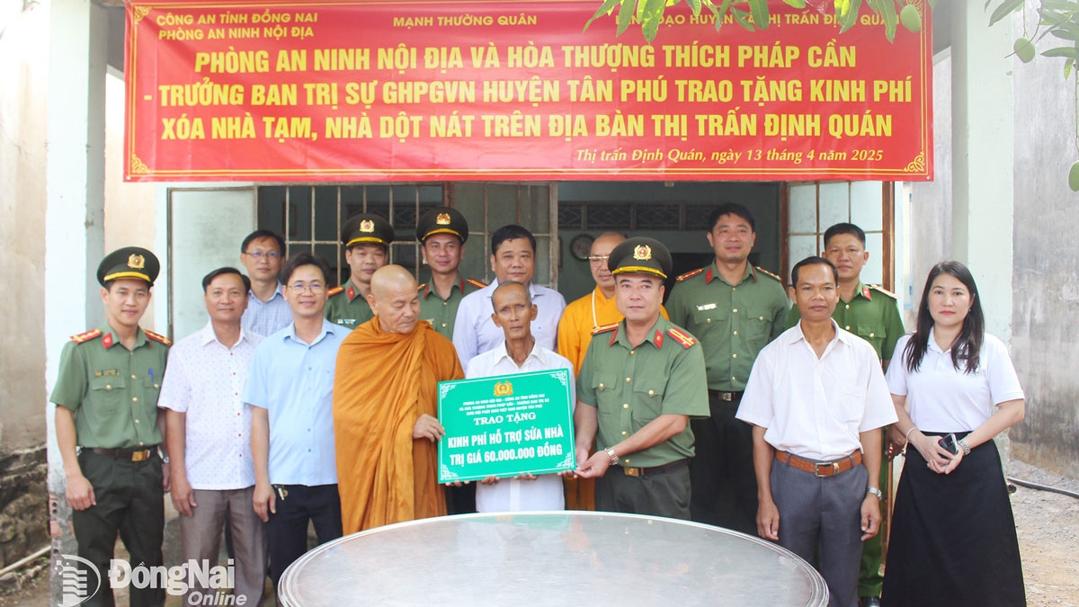 Công an tỉnh Đồng Nai phối hợp chăm lo những trường khó khăn và tăng cường tuyên truyền để mỗi người dân đoàn kết, chống lại âm mưu kích động, xuyên tạc (Ảnh: Phạm Huệ)