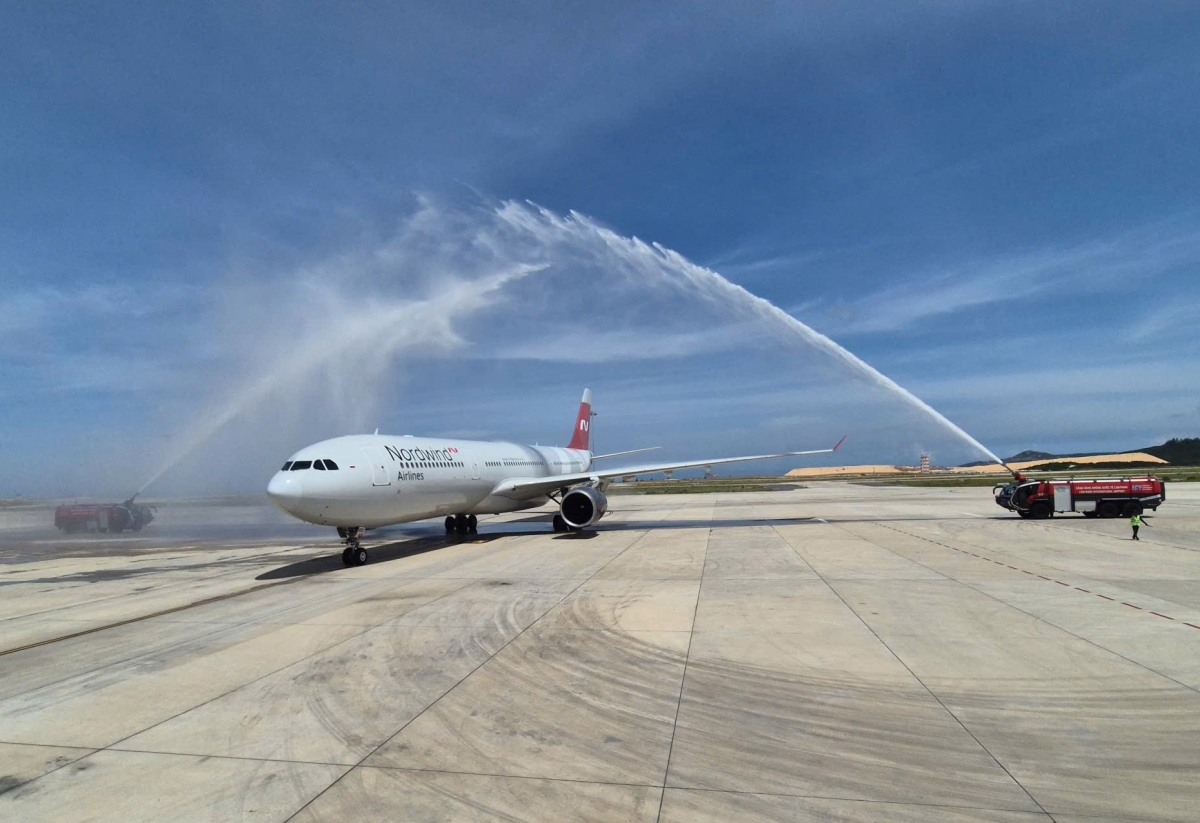 Chào đón du khách nước ngoài đến sân bay Cam Ranh, tỉnh Khánh Hòa