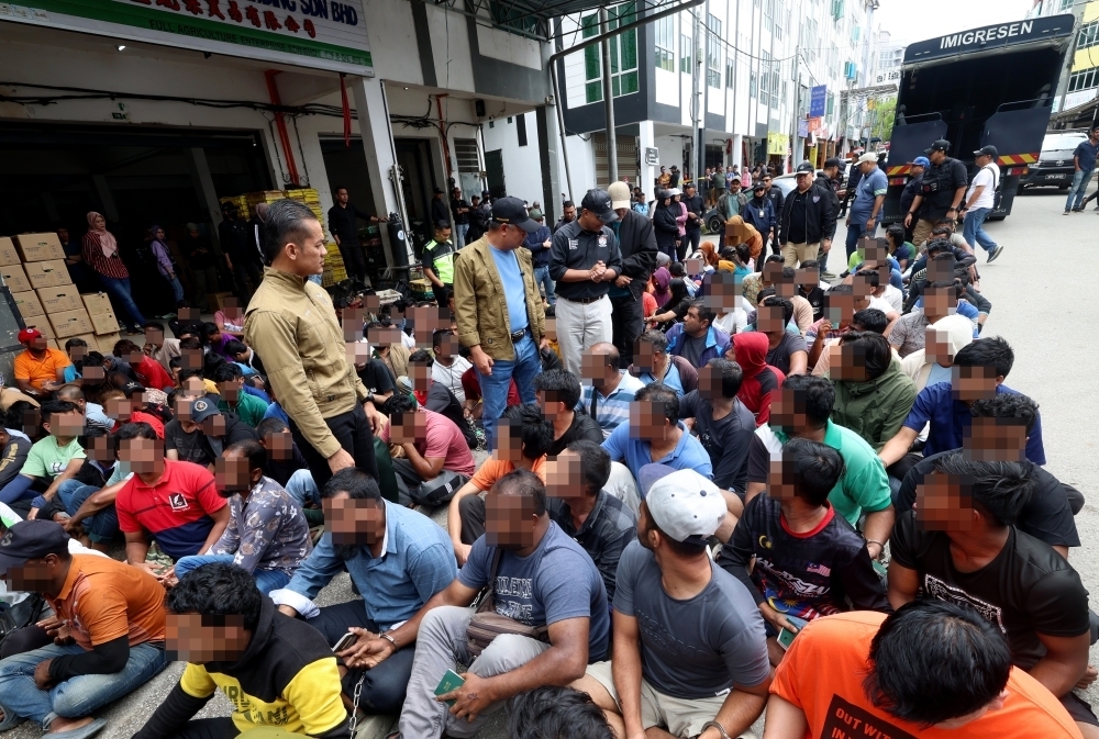 Cơ quan chức năng Malaysia kiểm tra, bắt giữ lao động nước ngoài bất hợp pháp tại quận Cameron Highland, bang Pahang. Nguồn Bernama