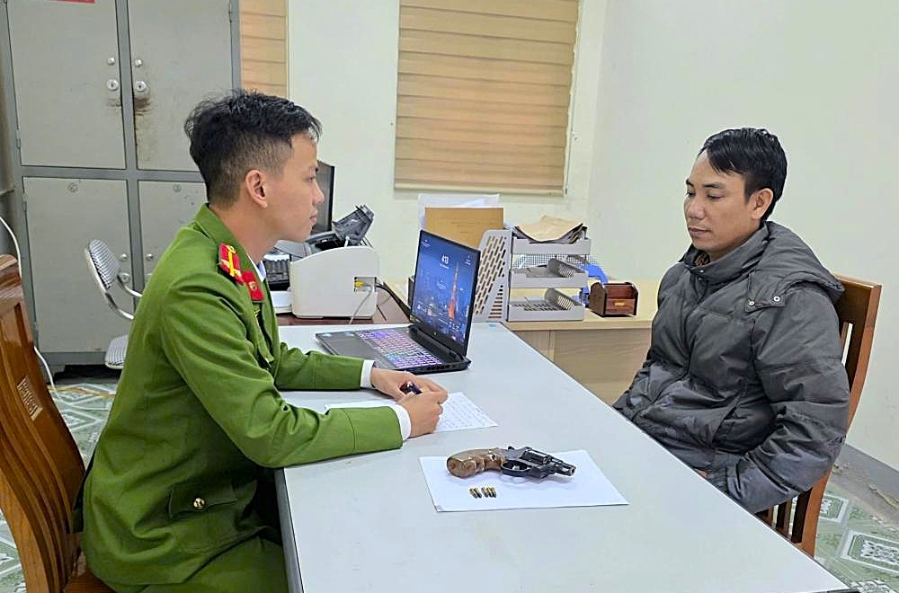 Trương Văn Bạch và tang vật tại cơ quan điều tra. (Ảnh: Công an Hà Tĩnh).