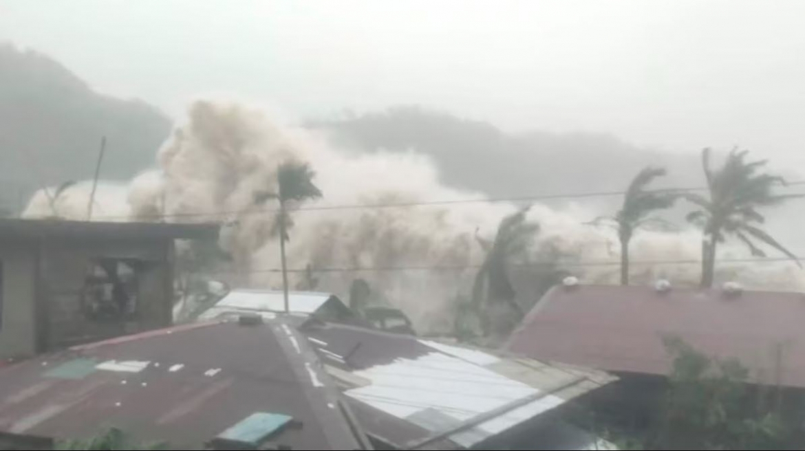 Sức mạnh khủng khiếp của bão Fung-wong khi đổ bộ vào Philippines ngày 9/11. Ảnh: Reuters