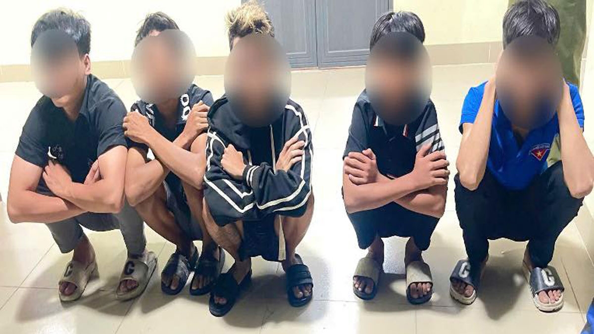 5 đối tượng chuẩn bị hung khí để hỗn chiến bị công an phát hiện 